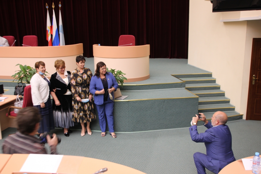 Депутаты решили поменять регламент работы гордумы и обнаружили в своих рядах «бомжа»