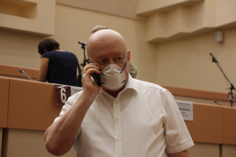 Депутаты решили поменять регламент работы гордумы и обнаружили в своих рядах «бомжа»