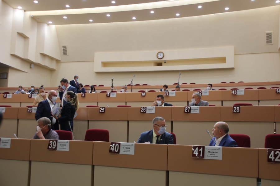 Депутаты решили поменять регламент работы гордумы и обнаружили в своих рядах «бомжа»