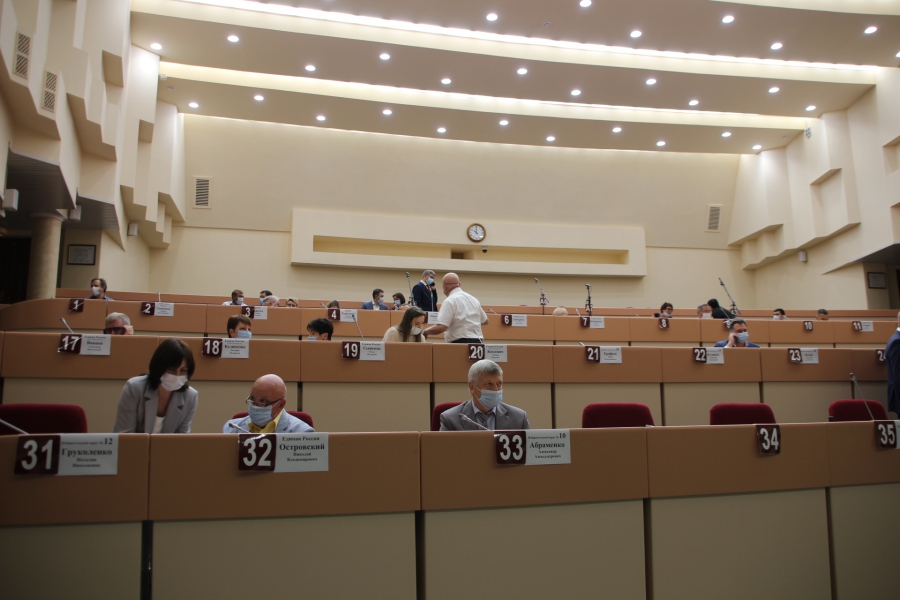 Депутаты решили поменять регламент работы гордумы и обнаружили в своих рядах «бомжа»