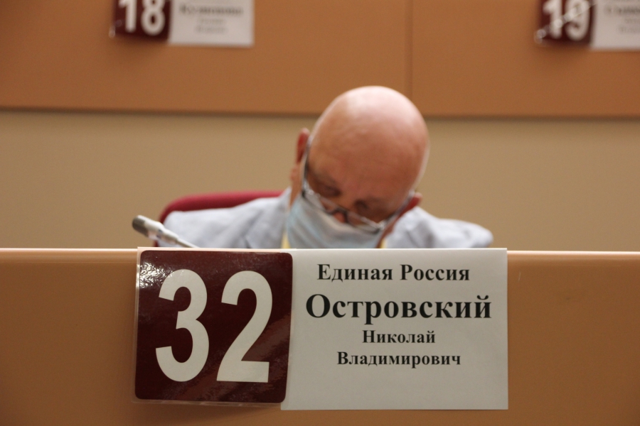 Депутаты решили поменять регламент работы гордумы и обнаружили в своих рядах «бомжа»