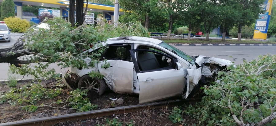 На Энтузиастов молодой водитель «Форда» снес дерево