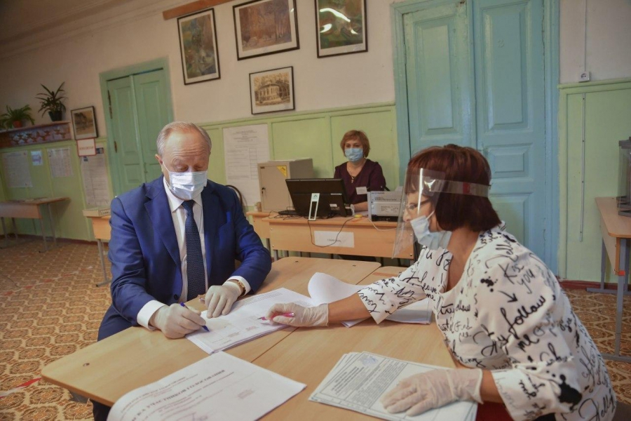 Губернатор Валерий Радаев проголосовал по поправкам в Конституцию