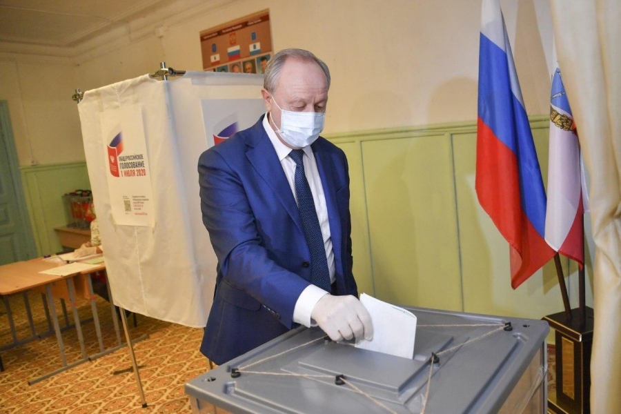 Губернатор Валерий Радаев проголосовал по поправкам в Конституцию