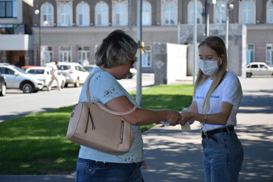 «Волонтеры Конституции»: ежедневно мы информируем тысячи саратовцев