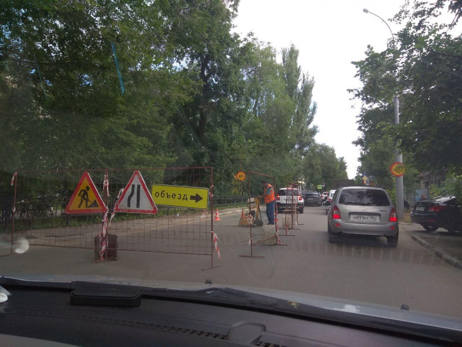 Автомобилисты жалуются на «ловушку» от энергетиков в центре Саратова