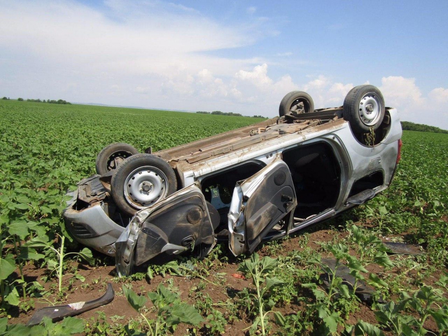 Под Марксом пассажирка умерла в перевернувшейся машине, еще 3 ранены