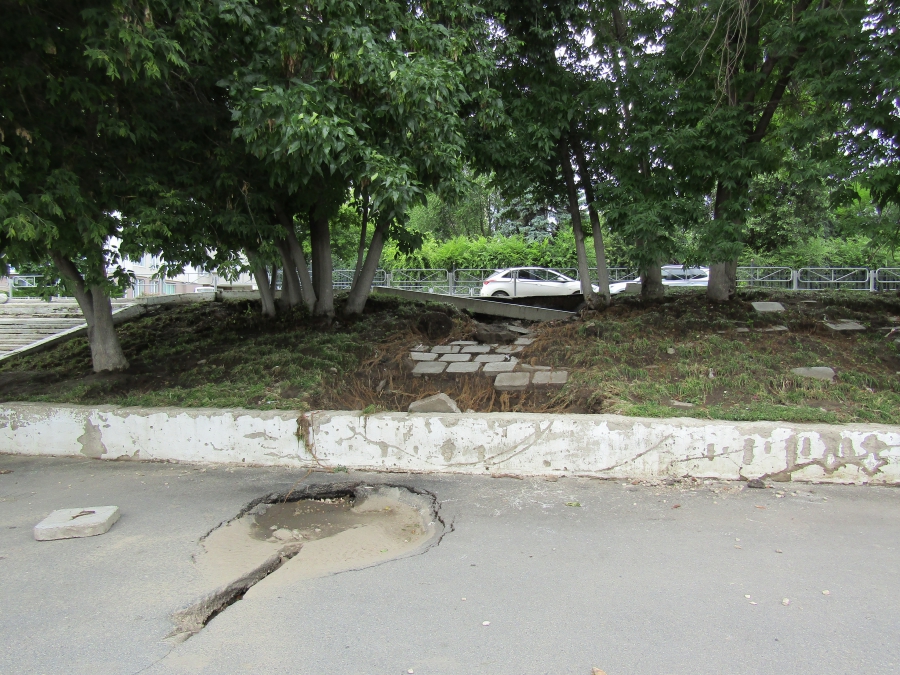 На набережной ливень разрушил асфальт и центр пляжных видов спорта