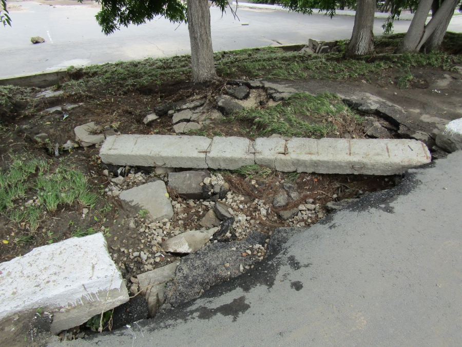 На набережной ливень разрушил асфальт и центр пляжных видов спорта