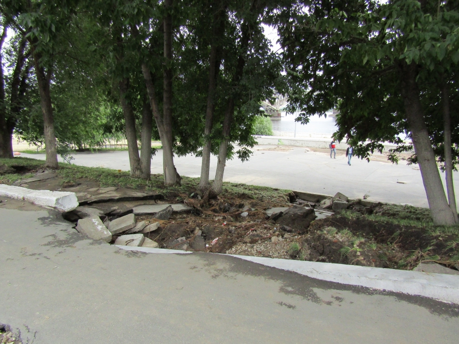 На набережной ливень разрушил асфальт и центр пляжных видов спорта