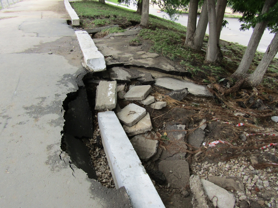 На набережной ливень разрушил асфальт и центр пляжных видов спорта