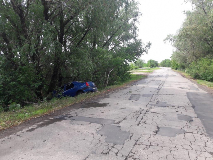 В Балаковском районе «Логан» с женщиной и ребенком протаранил дерево