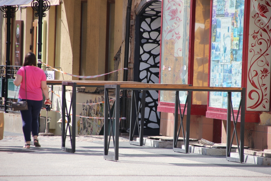 На проспекте Кирова устанавливают летние кафе