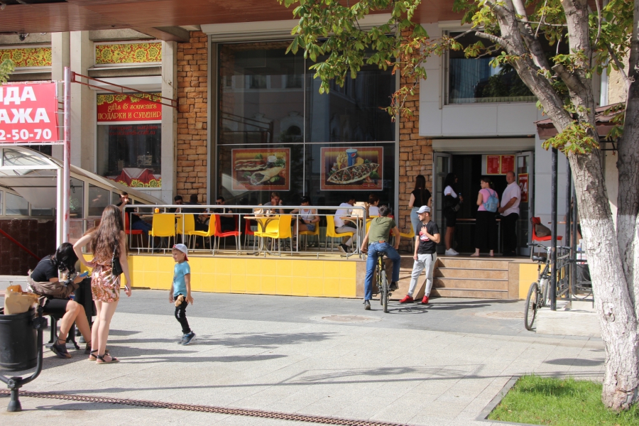 На проспекте Кирова устанавливают летние кафе