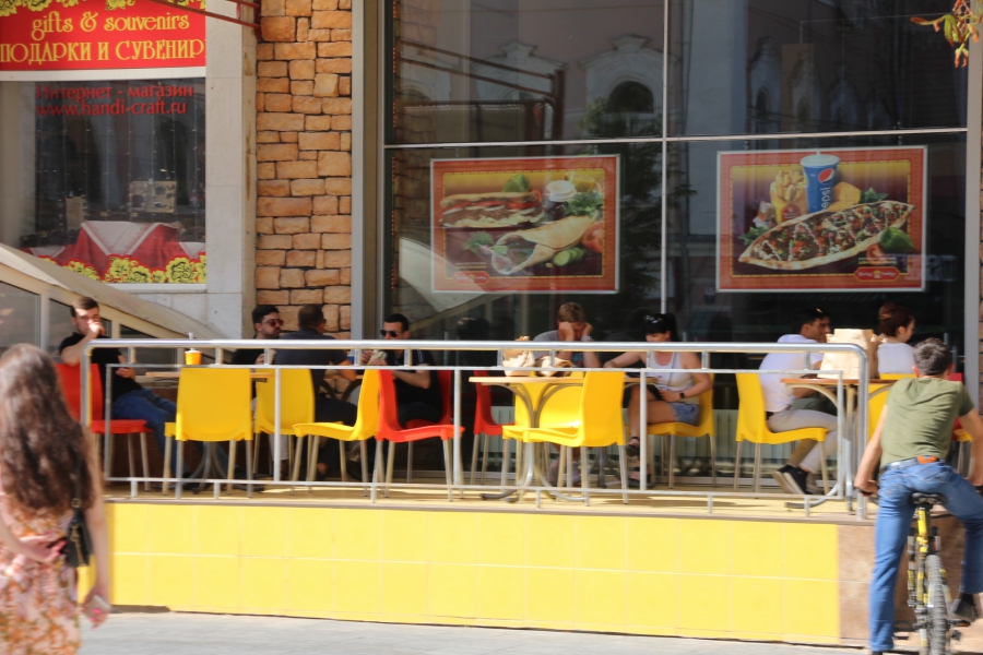 На проспекте Кирова устанавливают летние кафе