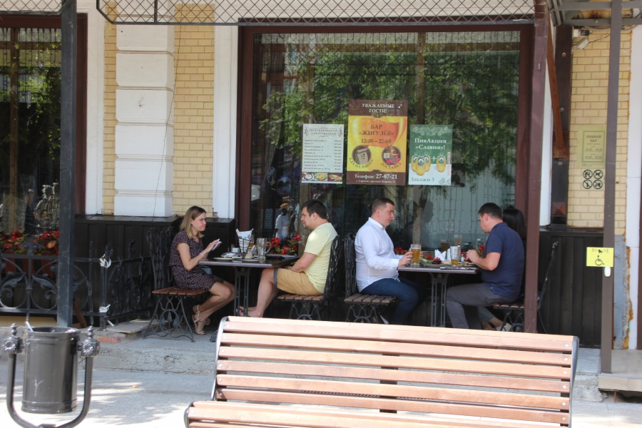 На проспекте Кирова устанавливают летние кафе