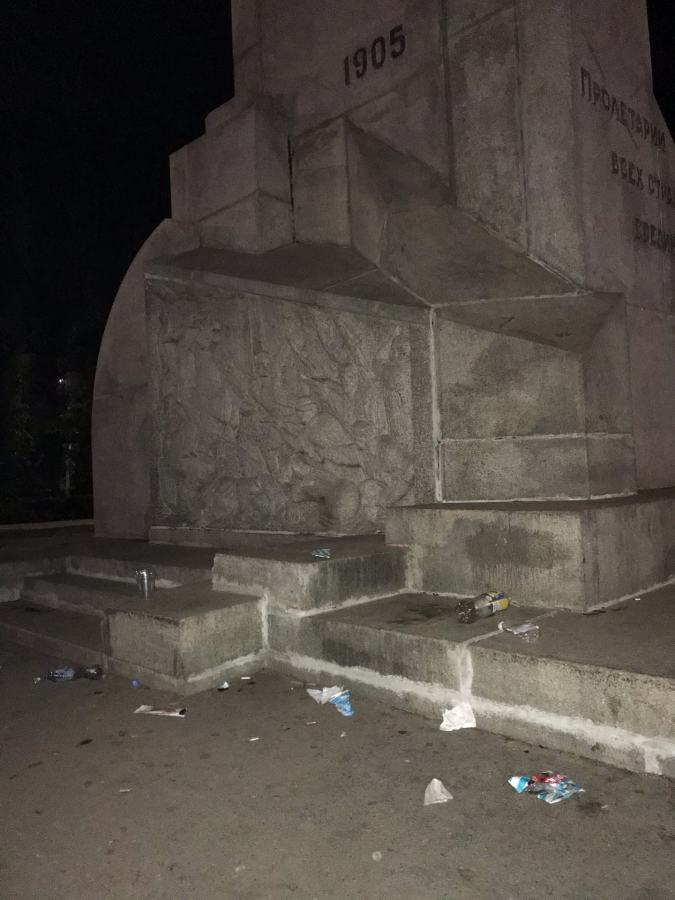 Горожане пожаловались на регулярную свалку мусора у памятника на 2-й Садовой