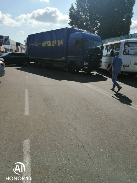 Пассажирка мотоцикла пострадала в ДТП с грузовиком и легковушкой