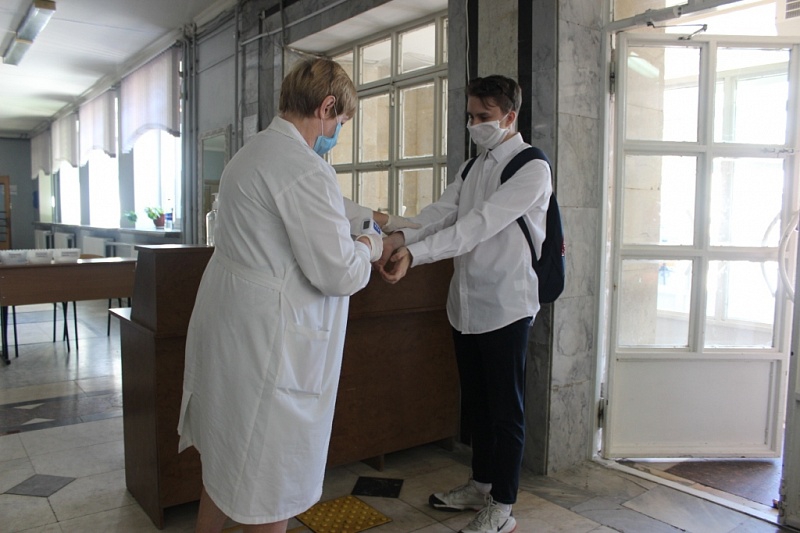 Саратовские школьники начали сдавать ЕГЭ в условиях коронавируса