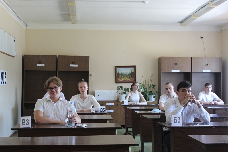 Саратовские школьники начали сдавать ЕГЭ в условиях коронавируса