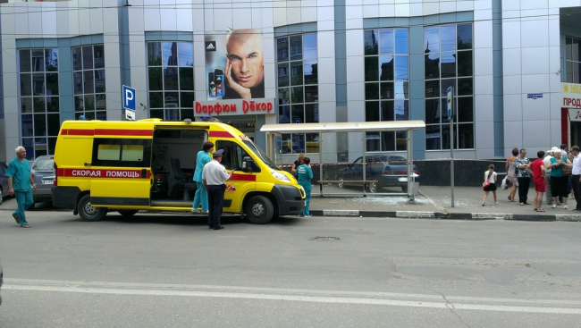 На Чапаева в остановку врезался автомобиль. Есть пострадавшие