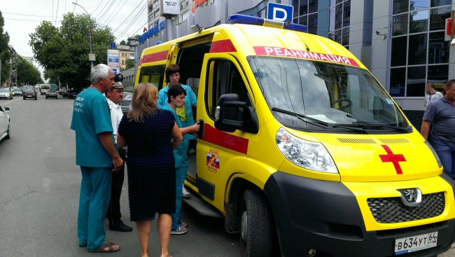На Чапаева в остановку врезался автомобиль. Есть пострадавшие