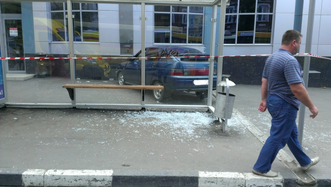 На Чапаева в остановку врезался автомобиль. Есть пострадавшие