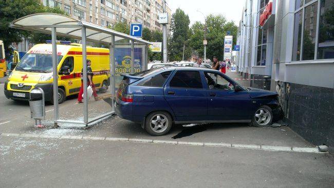 На Чапаева в остановку врезался автомобиль. Есть пострадавшие