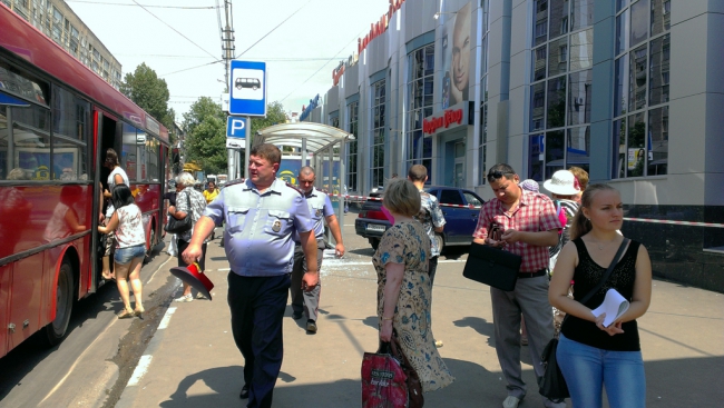 На Чапаева в остановку врезался автомобиль. Есть пострадавшие