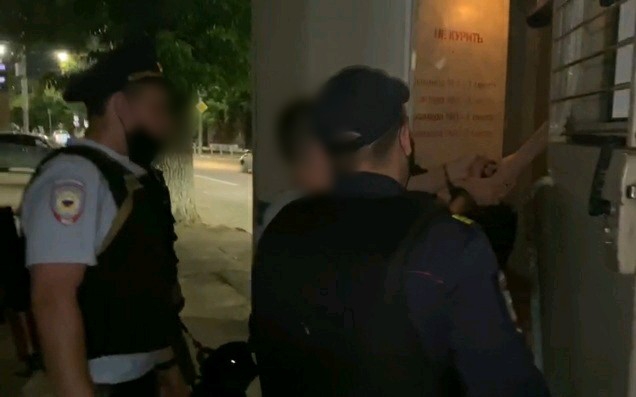 СК: Двое полицейских избили парня после задержания на Набережной Космонавтов