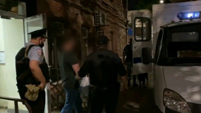 СК: Двое полицейских избили парня после задержания на Набережной Космонавтов