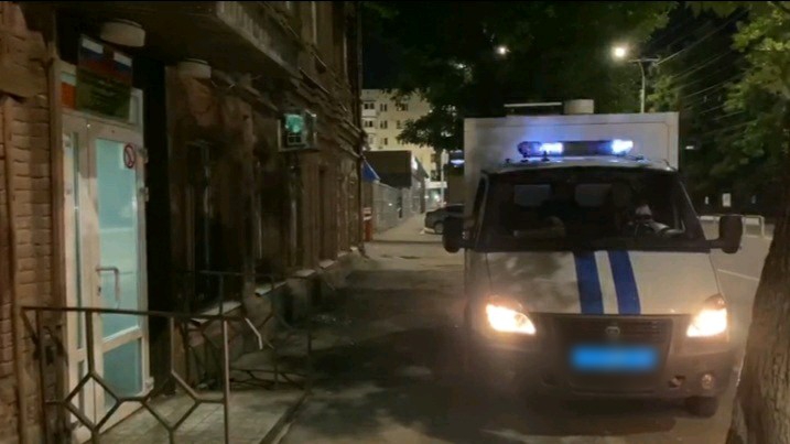 СК: Двое полицейских избили парня после задержания на Набережной Космонавтов