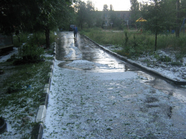 Саратовцы сообщают о крупном граде размером с вишню