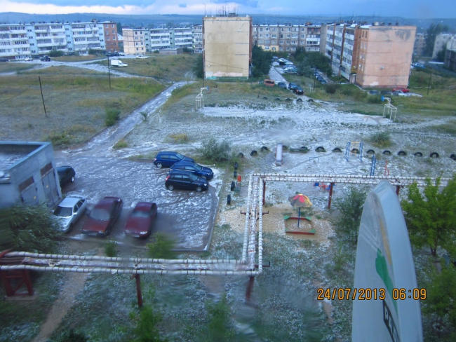 Саратовцы сообщают о крупном граде размером с вишню