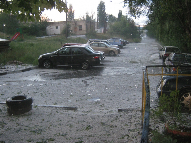 Саратовцы сообщают о крупном граде размером с вишню