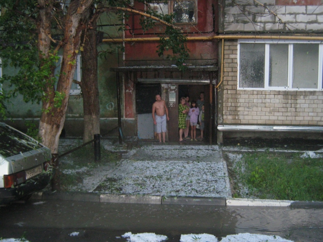 Саратовцы сообщают о крупном граде размером с вишню