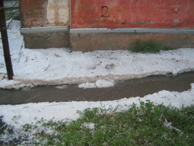 Саратовцы сообщают о крупном граде размером с вишню