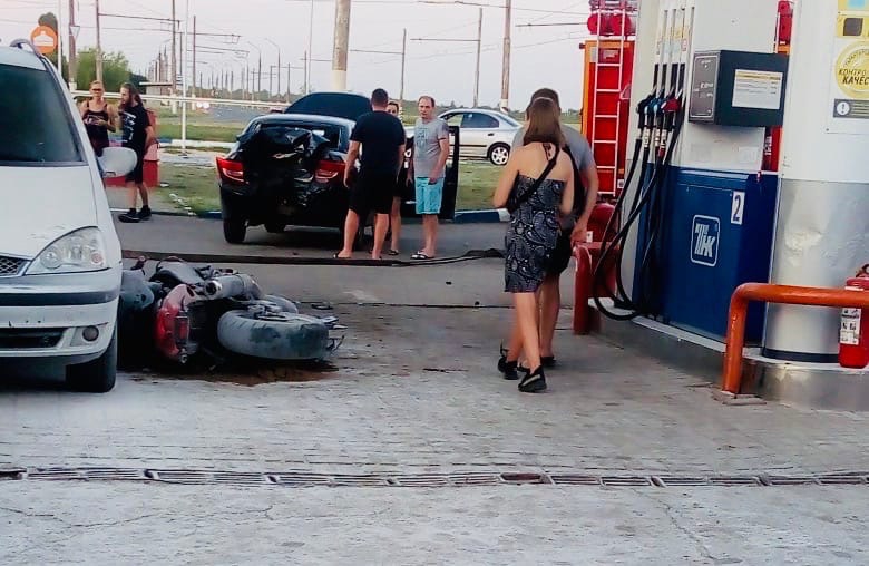 В Балакове мотоциклист врезался в две машины на АЗС