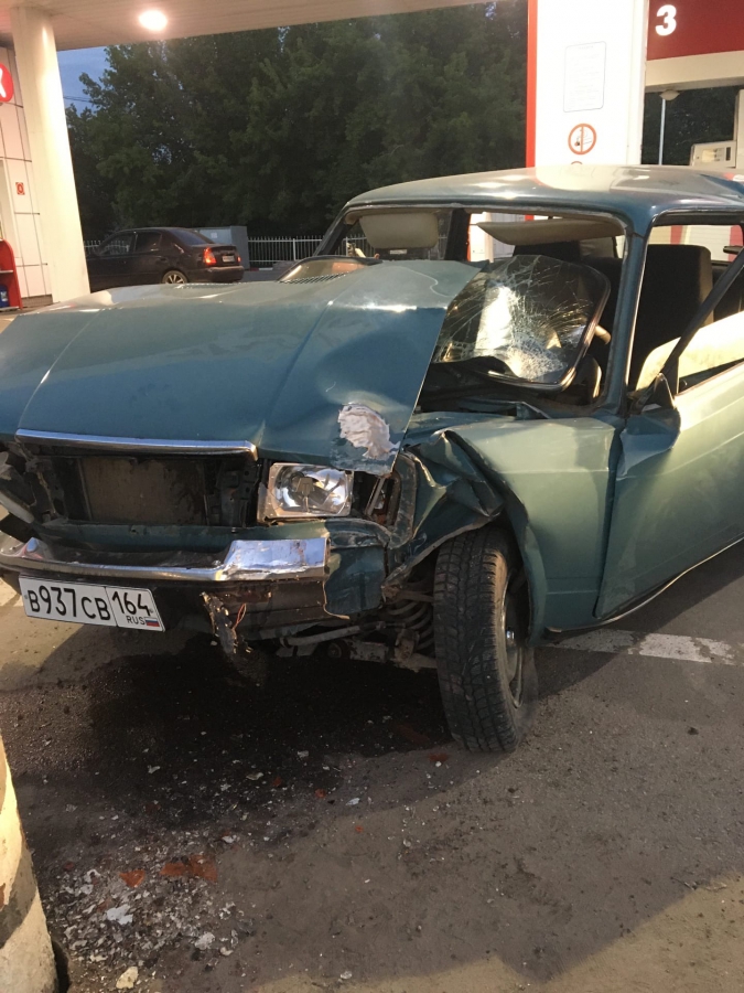 В Энгельсе на АЗС водитель «семерки» врезался в столб