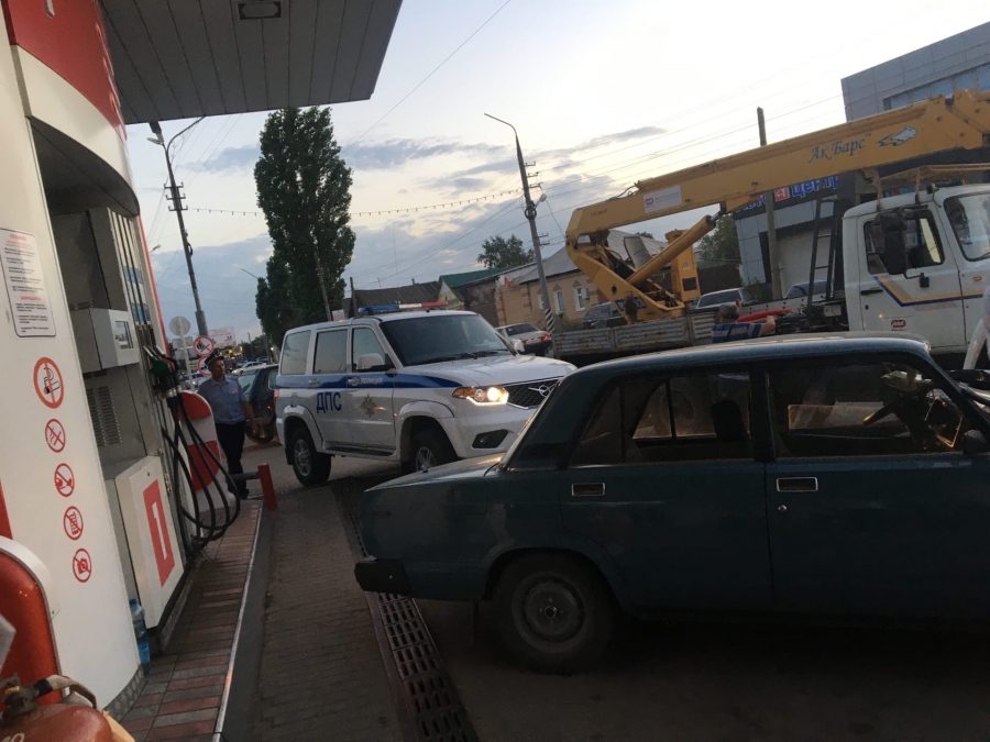 В Энгельсе на АЗС водитель «семерки» врезался в столб