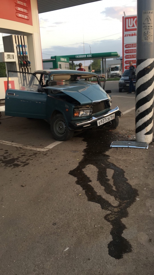 В Энгельсе на АЗС водитель «семерки» врезался в столб