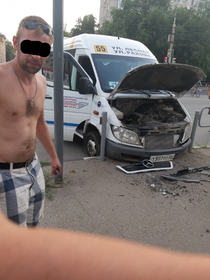 На Энтузиастов маршрутка развернулась поперек дороги и снесла забор