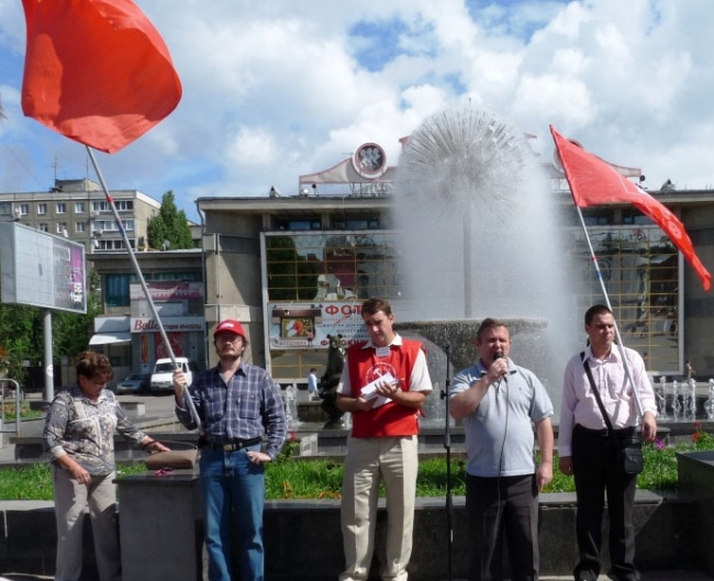 Коммунисты потребовали прекратить «доить» народ