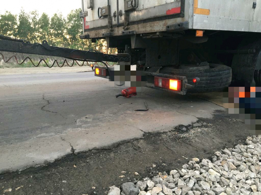 СК начал проверку по факту гибели дальнобойщика под грузовиком