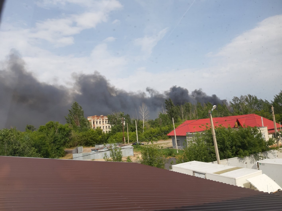 Балаково заволокло дымом из-за загоревшейся лузги от семечек