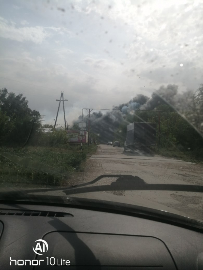 Балаково заволокло дымом из-за загоревшейся лузги от семечек