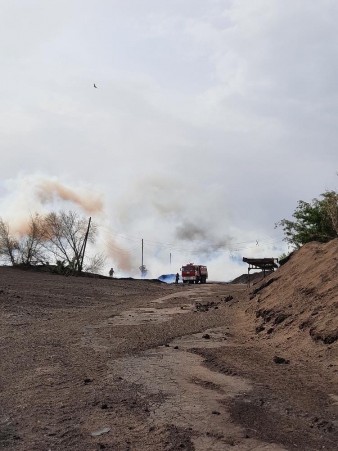 Балаково заволокло дымом из-за загоревшейся лузги от семечек