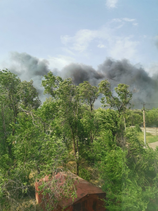 Балаково заволокло дымом из-за загоревшейся лузги от семечек