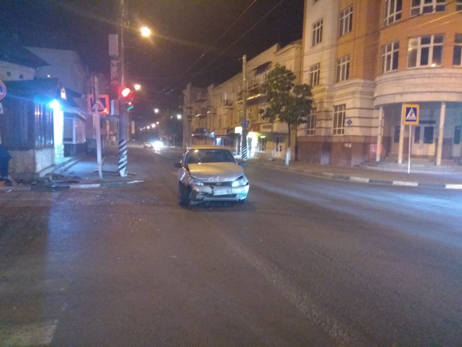 В Энгельсе попавший в ДТП «ВАЗ» вылетел на тротуар и сбил пешехода