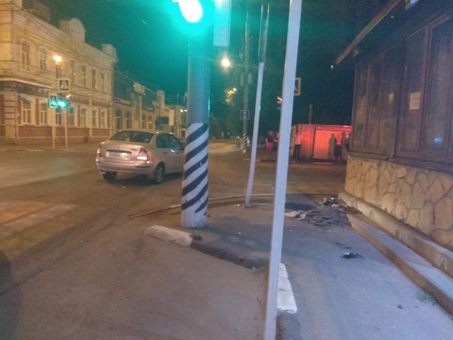 В Энгельсе попавший в ДТП «ВАЗ» вылетел на тротуар и сбил пешехода